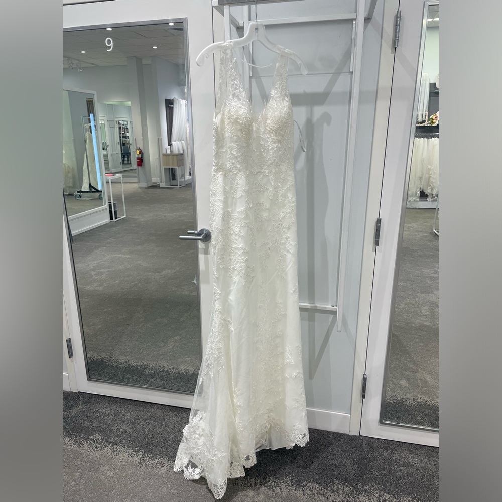NEVER BEEN WORN-White Ivory wedding dress. Purchased for $900, 2023 Oleg Cassini